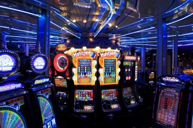 Live Domino QQ table with dealer and player tiles visible on jablay123 slot